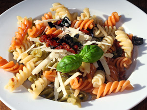 Mediterraner Nudelsalat