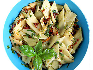 Mediterraner Nudelsalat