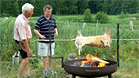 Ganzes Lamm �ber offenem Feuer grillen