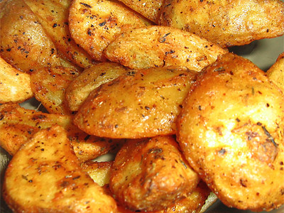 Würzige Kartoffelecken mit Kräuterquark